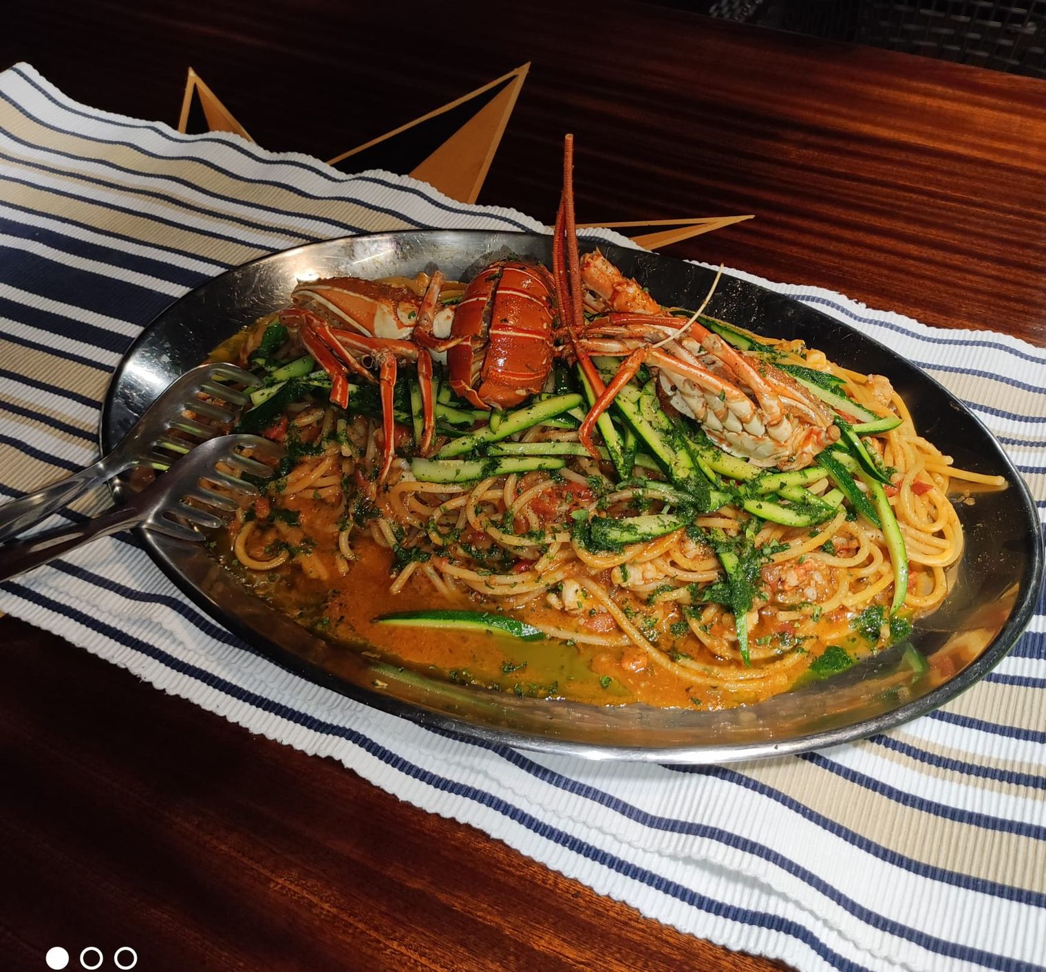 Spaghetti all'astice serviti a bordo