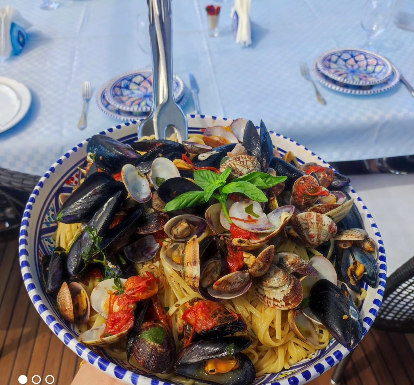 Pasta con cozze e vongole in ceramica siciliana