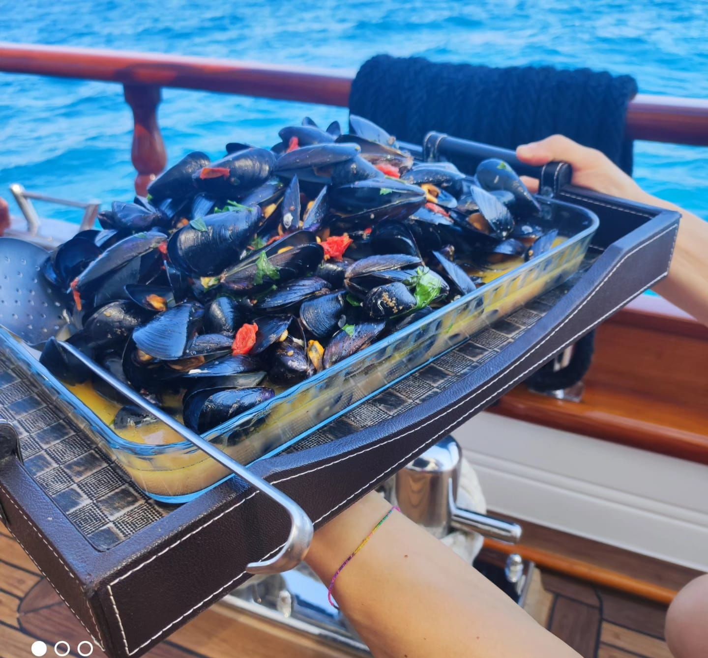 Una teglia di cozze, sopra il mare
