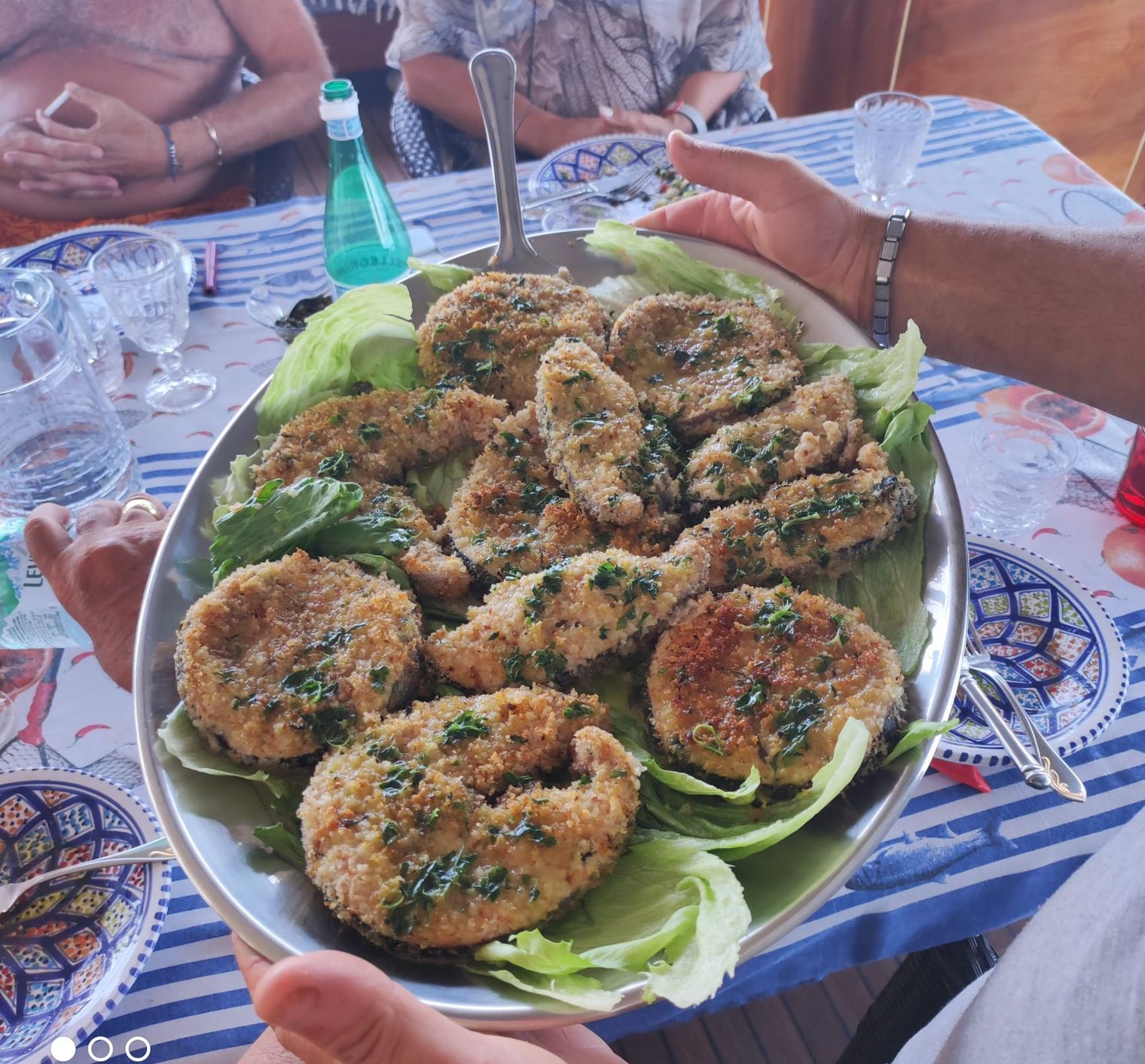 Pesce fritto servito a tavola, a bordo