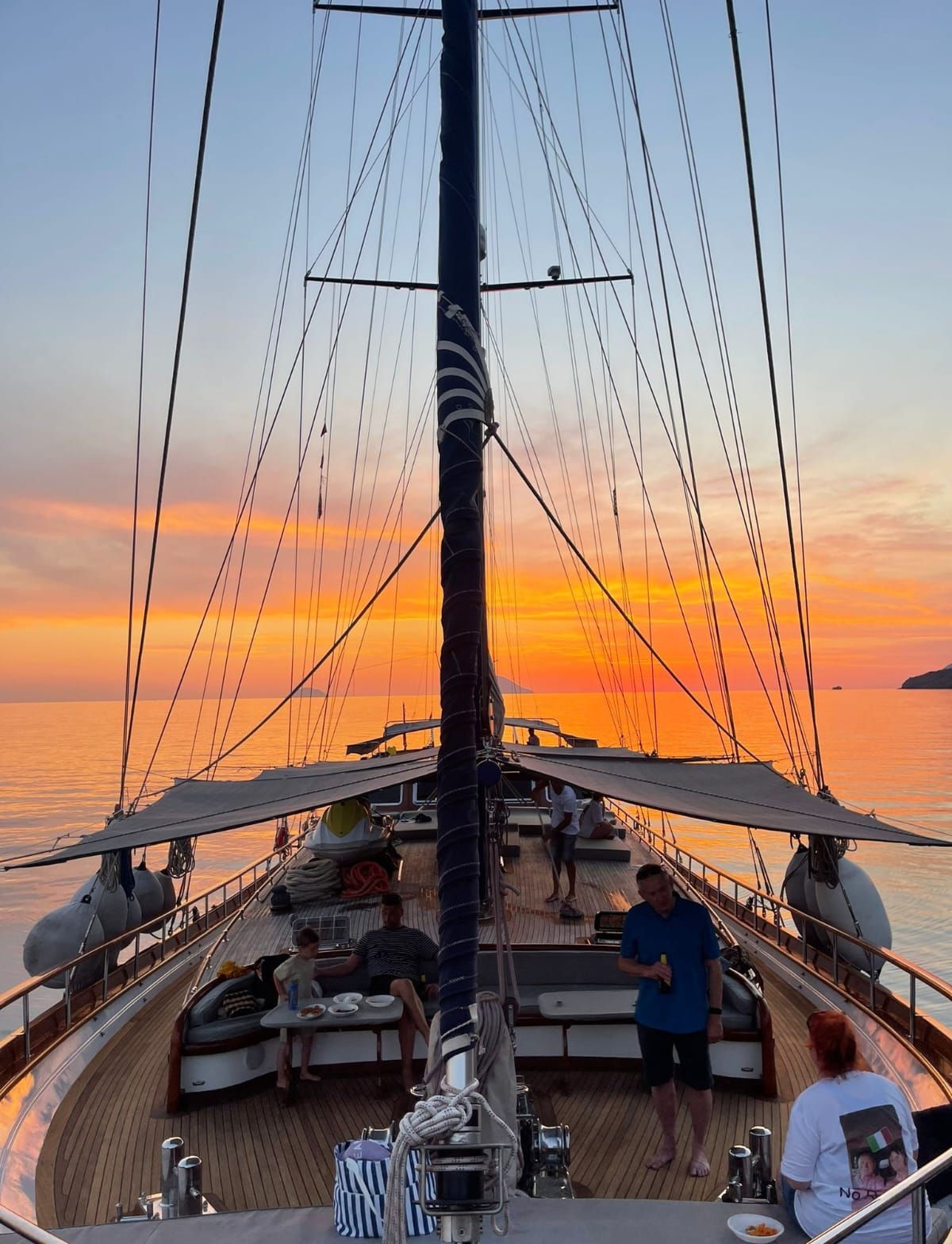 Ospiti a prua al tramonto