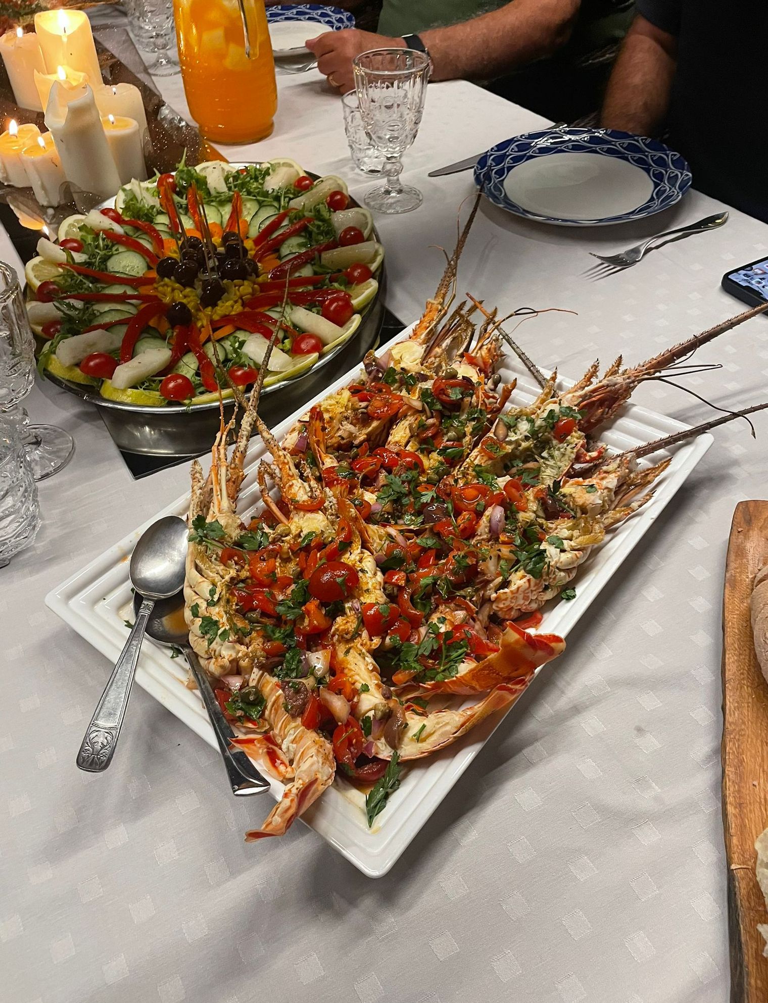 Tavola apparecchiata a lume di candela, a bordo