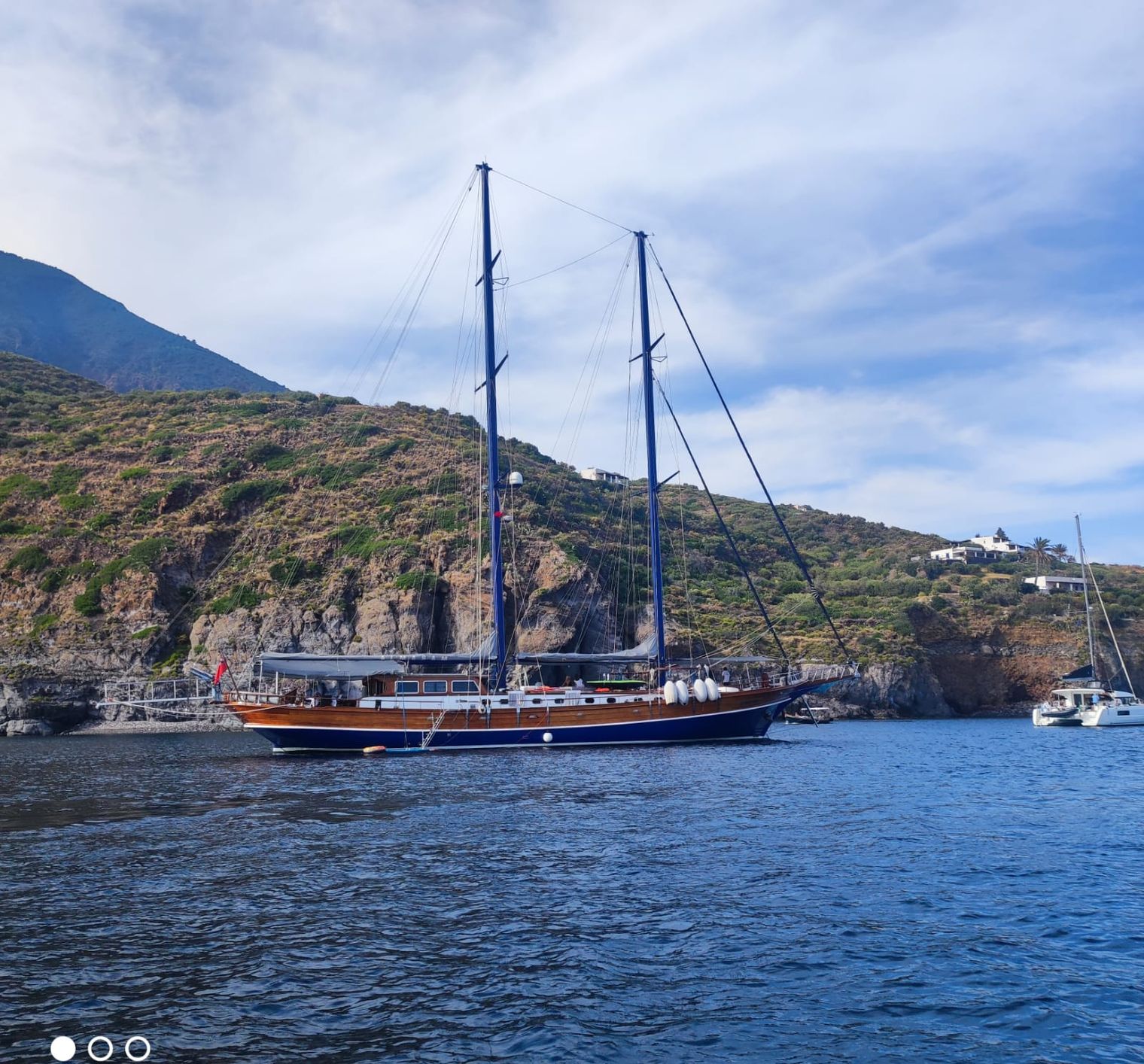 Il caicco Almaram alla fonda sotto la costa di Lipari